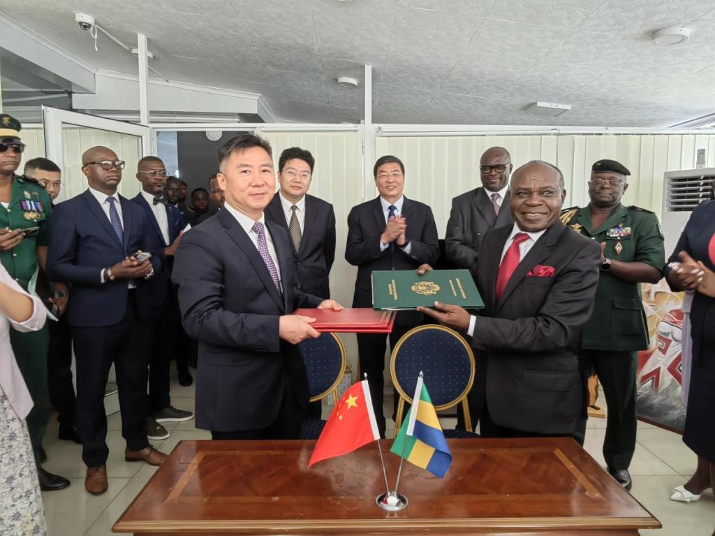 学院与加蓬职教部签订合作备忘录